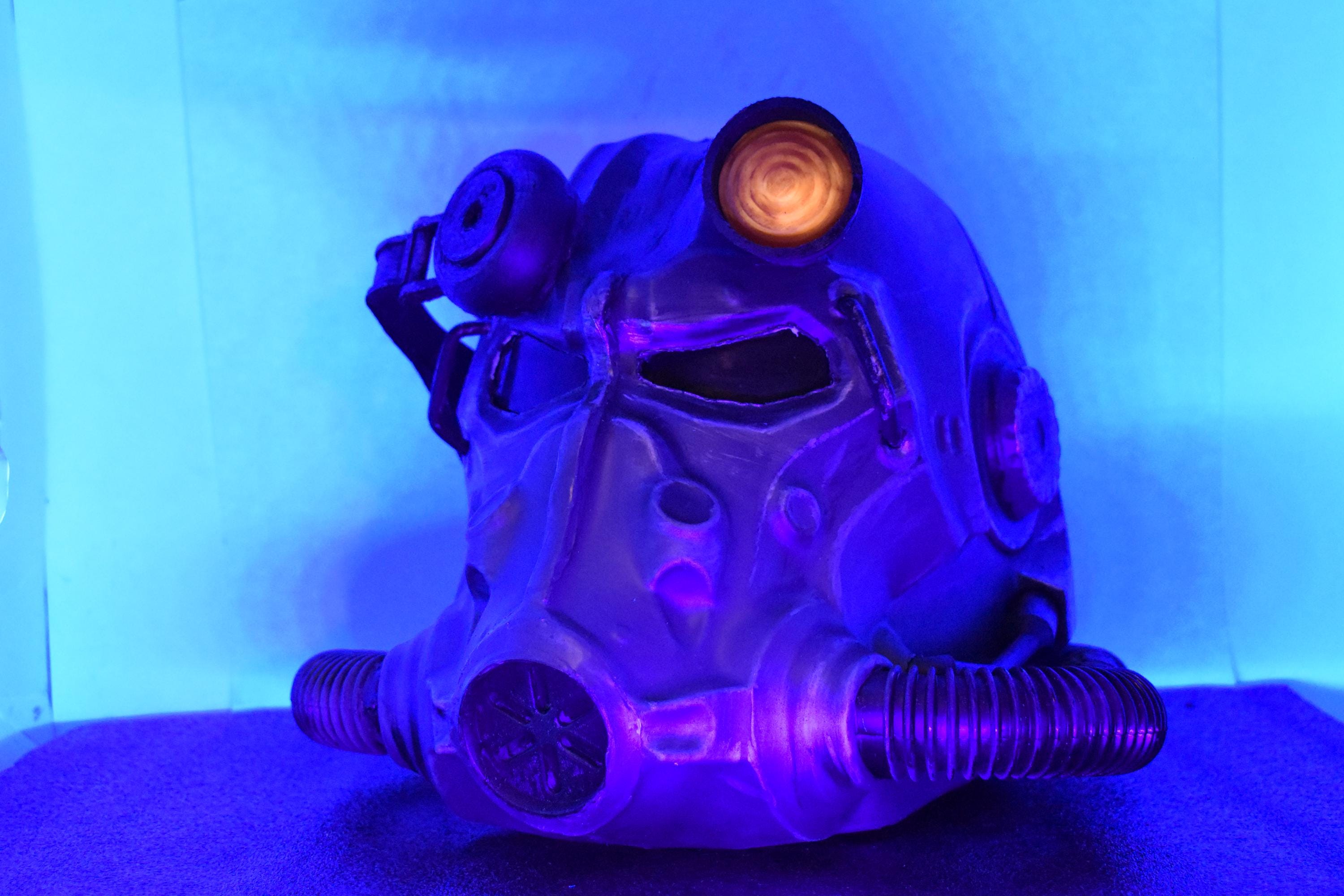 T60 Power Armor Helmet (Pre-War Military Green Paint) - Cosplay Replica - Glow in the Dark Lamp - Vacuum-Formed + Hand-Painted & Weathered