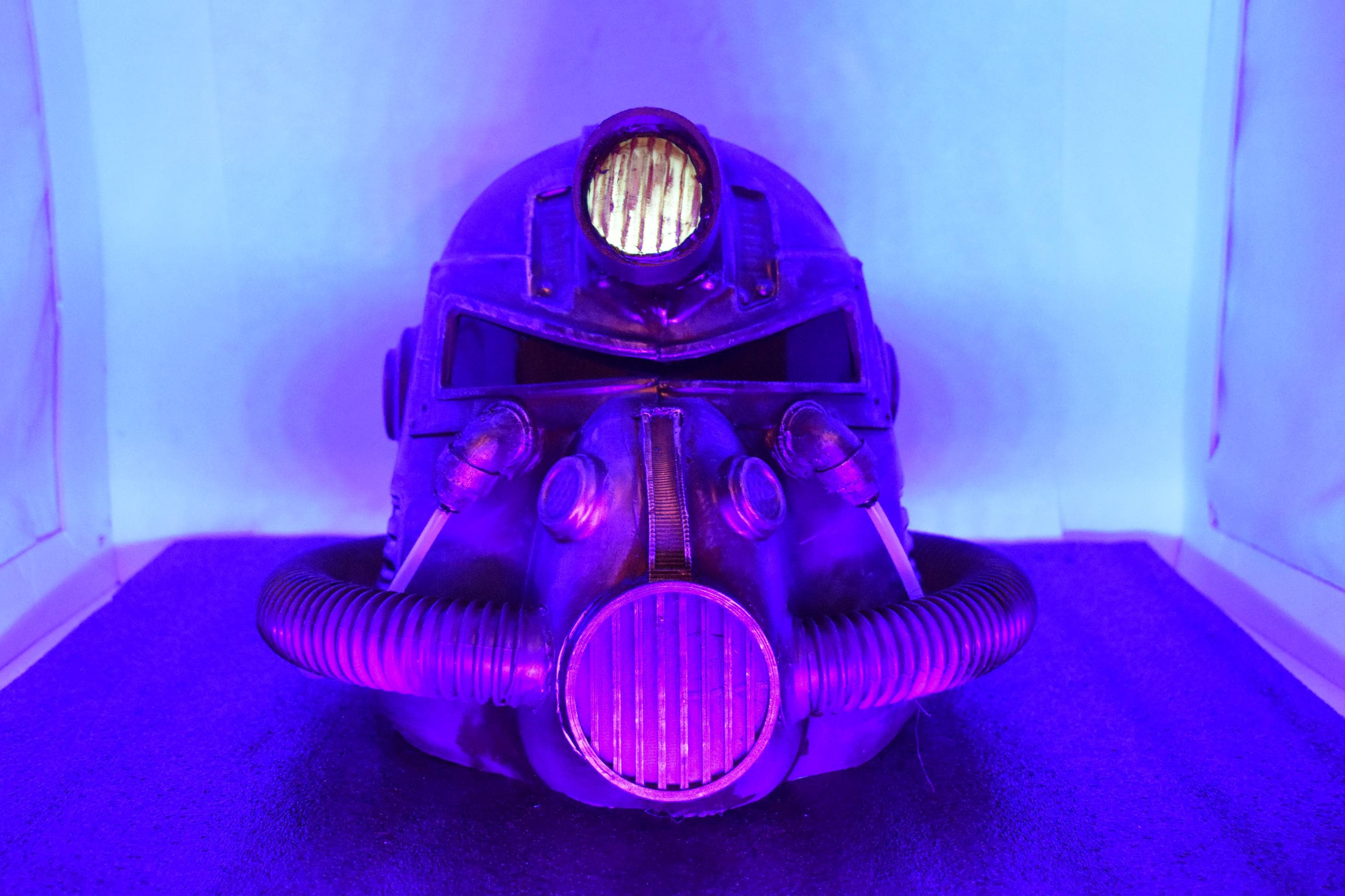 T51b Power Armor Helmet (Apocalyptic Metallic) - Cosplay Replica - Glow in the Dark Lamp - Vacuum-Formed + Hand-Painted & Weathered